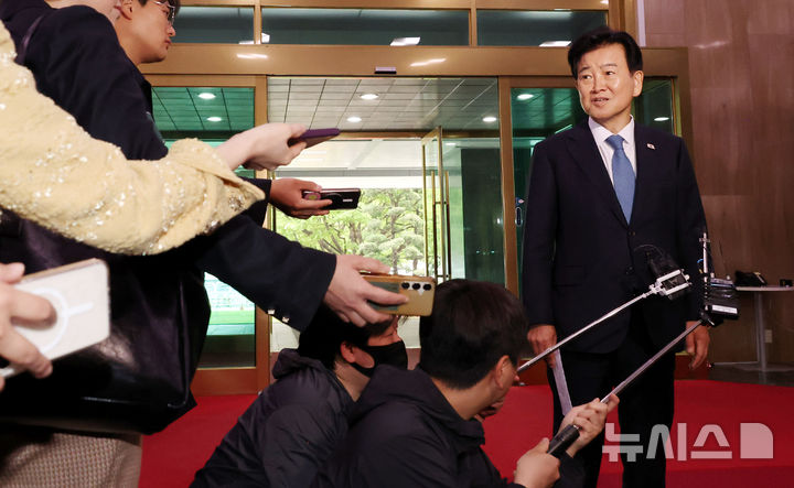 [서울=뉴시스] 추상철 기자 = 정동영 통일부 장관이 20일 오후 서울 종로구 정부서울청사에서 '북한 구성시 핵시설' 발언과 관련해 입장을 밝히며 취재진의 질문에 답변하고 있다. 2026.04.20. scchoo@newsis.com