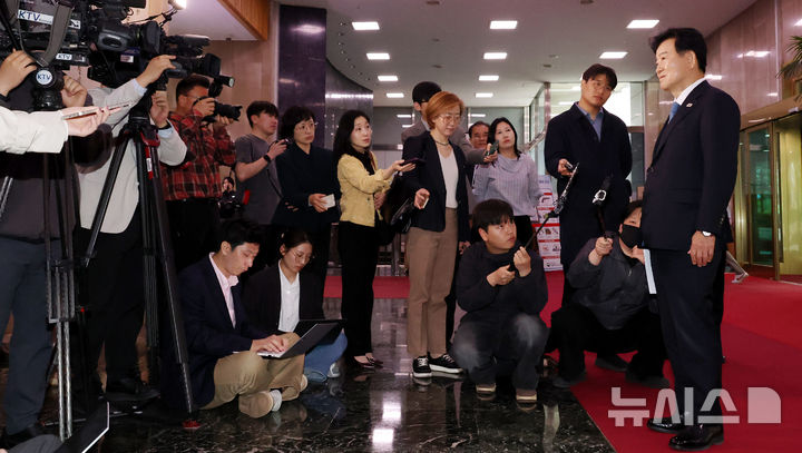 [서울=뉴시스] 추상철 기자 = 정동영 통일부 장관이 20일 오후 서울 종로구 정부서울청사에서 '북한 구성시 핵시설' 발언과 관련해 입장을 밝히고 있다. 2026.04.20. scchoo@newsis.com