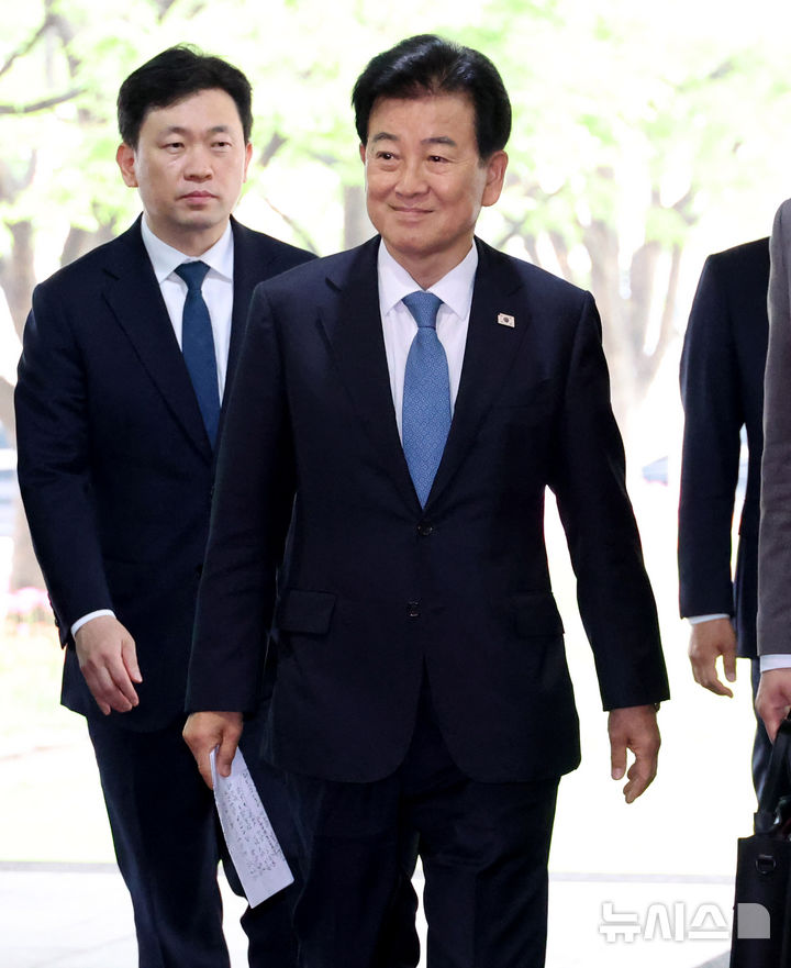 [서울=뉴시스] 추상철 기자 = 정동영 통일부 장관이 20일 오후 서울 종로구 정부서울청사로 들어서고 있다. 이날 정 장관은 '북한 구성시 핵시설' 발언과 관련해 입장을 밝혔다. 2026.04.20. scchoo@newsis.com