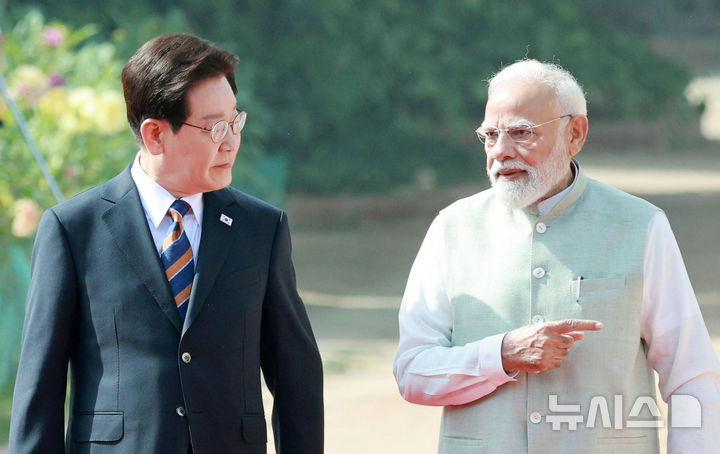 [뉴델리=뉴시스] 고범준 기자 = 인도를 국빈 방문 중인 이재명 대통령이 20일(현지 시간) 뉴델리 대통령궁 광장 라슈트라바티 바반에서 열린 공식 환영식에서 나렌드라 모디 인도 총리와 대화하며 이동하고 있다. 2026.04.20. bjko@newsis.com