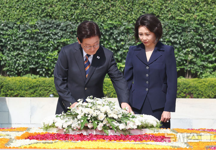 [뉴델리=뉴시스] 고범준 기자 = 인도를 국빈 방문 중인 이재명 대통령과 김혜경 여사가 20일(현지 시간) 뉴델리 간디추모공원 라즈가트를 방문해 헌화하고 있다. 2026.04.20. bjko@newsis.com