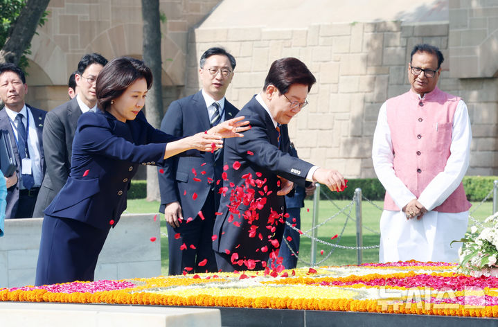 [뉴델리=뉴시스] 고범준 기자 = 인도를 국빈 방문 중인 이재명 대통령과 김혜경 여사가 20일(현지 시간) 뉴델리 간디추모공원 라즈가트를 방문해 묘단 위에 꽃잎을 뿌리고 있다. 2026.04.20. bjko@newsis.com
