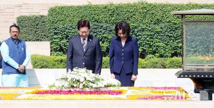 [뉴델리=뉴시스] 고범준 기자 = 인도를 국빈 방문 중인 이재명 대통령과 김혜경 여사가 20일(현지 시간) 뉴델리 간디추모공원 라즈가트를 방문해 헌화 후 묵념하고 있다. 2026.04.20. bjko@newsis.com