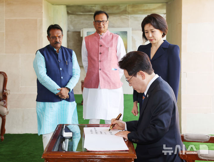 [뉴델리=뉴시스] 고범준 기자 = 인도를 국빈 방문 중인 이재명 대통령이 20일(현지 시간) 뉴델리 간디추모공원 라즈가트를 방문해 헌화 후 방명록 서명을 하고 있다. 2026.04.20. bjko@newsis.com