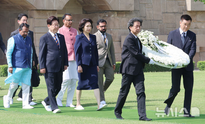 [뉴델리=뉴시스] 고범준 기자 = 인도를 국빈 방문 중인 이재명 대통령과 김혜경 여사가 20일(현지 시간) 뉴델리 간디추모공원 라즈가트를 방문해 헌화를 위해 이동하고 있다. 2026.04.20. bjko@newsis.com