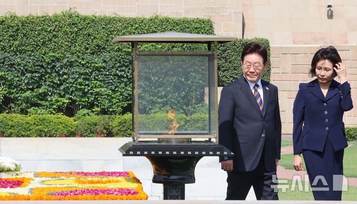 [뉴델리=뉴시스] 고범준 기자 = 인도를 국빈 방문 중인 이재명 대통령과 김혜경 여사가 20일(현지 시간) 뉴델리 간디추모공원 라즈가트를 방문해 헌화 후 이동하고 있다. 2026.04.20. bjko@newsis.com