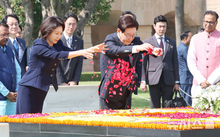 [뉴델리=뉴시스] 고범준 기자 = 인도를 국빈 방문 중인 이재명 대통령과 김혜경 여사가 20일(현지 시간) 뉴델리 간디추모공원 라즈가트를 방문해 묘단 위에 꽃잎을 뿌리고 있다. 2026.04.20. bjko@newsis.com