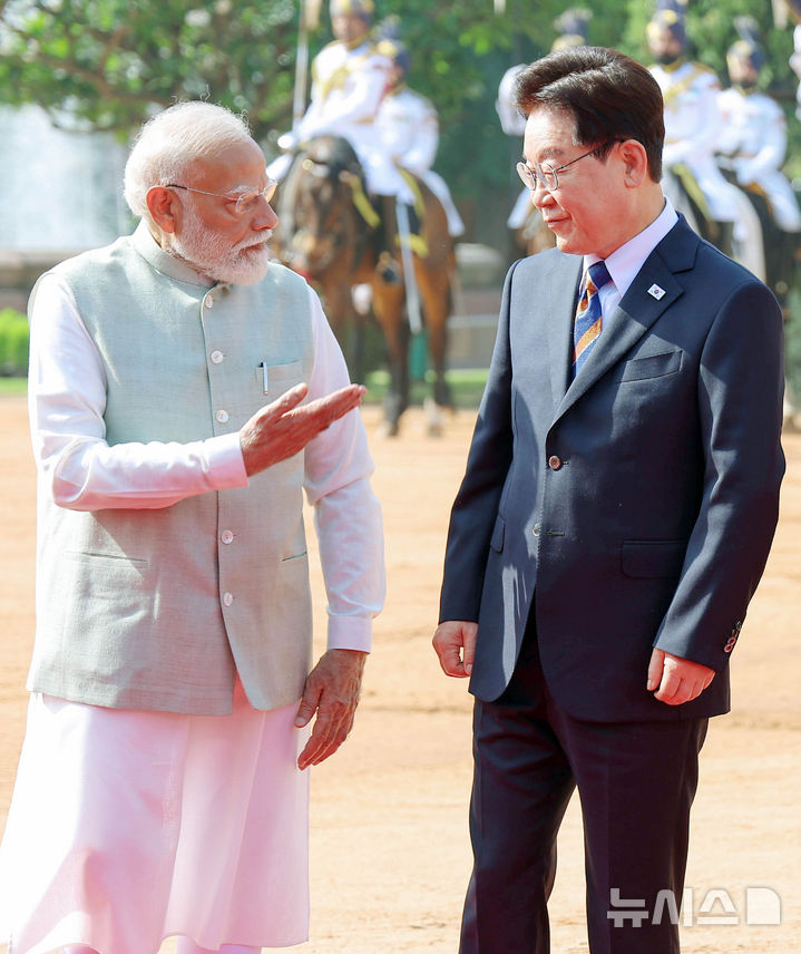 [뉴델리=뉴시스] 고범준 기자 = 인도를 국빈 방문 중인 이재명 대통령이 20일(현지 시간) 뉴델리 대통령궁 광장 라슈트라바티 바반에서 열린 공식 환영식에서 나렌드라 모디 인도 총리와 대화하고 있다. 2026.04.20. bjko@newsis.com