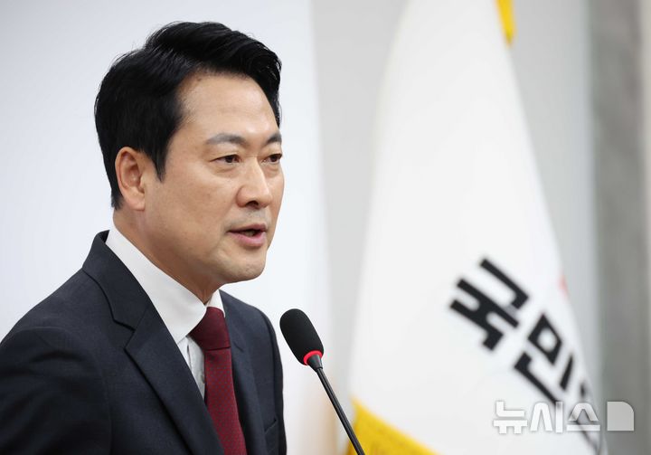 [서울=뉴시스] 조성봉 기자 = 장동혁 국민의힘 대표가 20일 오전 서울 여의도 국회에서 열린 방미 성과 관련 기자간담회에서 취재진의 질문에 답변하고 있다. 2026.04.20. suncho21@newsis.com