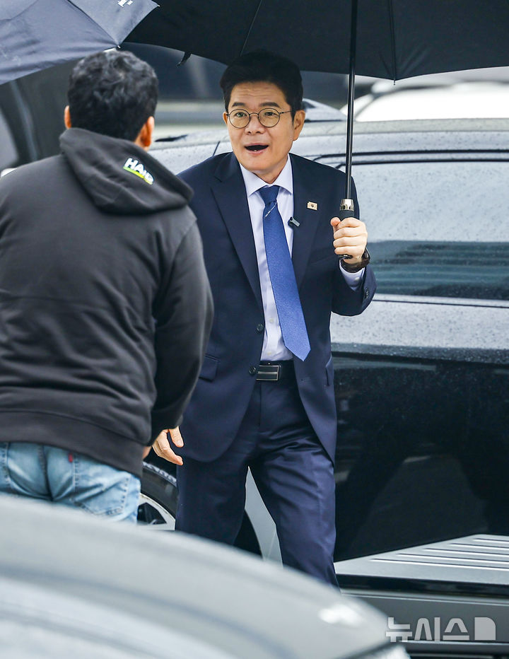 [서울=뉴시스] 정병혁 기자 = 정원오 더불어민주당 서울시장 후보가 20일 서울 성동구 금호스포츠센터에서 열린 찾아가는 서울人터뷰 '장애인 콜택시편'에서 장애인 콜택시 탑승 시연을 보기 위해 이동하고 있다. 2026.04.20. jhope@newsis.com