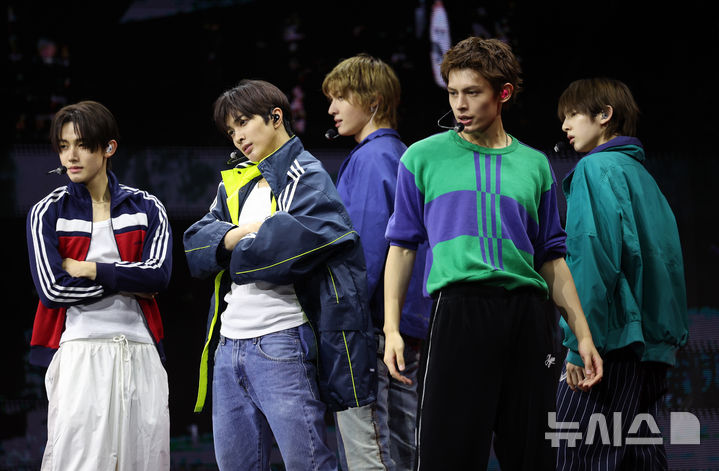 [서울=뉴시스] 조성우 기자 = 그룹 코르티스가 20일 서울 광진구 예스24라이브홀에서 열린 미니 2집 '그린그린' 쇼케이스에서 타이틀곡 '레드레드' 무대를 선보이고 있다. 2026.04.20. xconfind@newsis.com