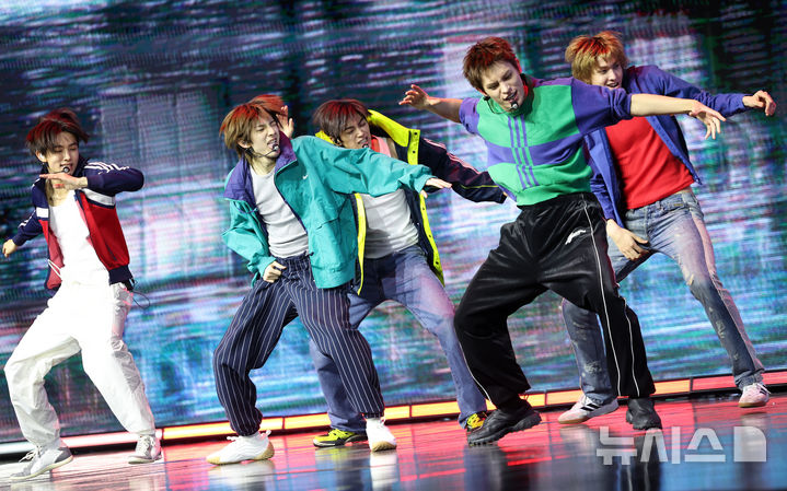 [서울=뉴시스] 조성우 기자 = 그룹 코르티스가 20일 서울 광진구 예스24라이브홀에서 열린 미니 2집 '그린그린' 쇼케이스에서 타이틀곡 '레드레드' 무대를 선보이고 있다. 2026.04.20. xconfind@newsis.com