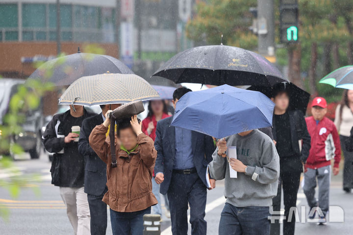 [서울=뉴시스] 권창회 기자 = 백곡을 기름지게 하는 봄비가 내린다는 절기상 '곡우(穀雨)'인 지난 20일 서울 중구 서울시의회 인근에서 시민들이 우산을 쓰고 이동하고 있다. 2026.04.20. kch0523@newsis.com