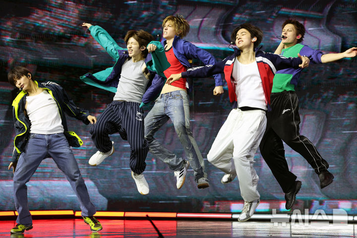 [서울=뉴시스] 조성우 기자 = 그룹 코르티스가 20일 서울 광진구 예스24라이브홀에서 열린 미니 2집 '그린그린' 쇼케이스에서 타이틀곡 '레드레드' 무대를 선보이고 있다. 2026.04.20. xconfind@newsis.com