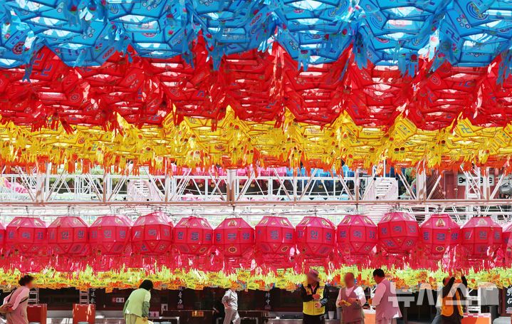  [부산=뉴시스] 하경민 기자 = 부처님 오신 날(5월24일)을 한달 가량 앞둔 20일 부산 부산진구 삼광사에서 관계자들이 연등을 설치하고 있다. 삼광사는 경내에 7만여 개의 연등을 설치한 뒤 불을 밝힐 예정이며, 오는 5월15일 오후 7시 봉축점등식을 연다. 2026.04.20. yulnetphoto@newsis.com