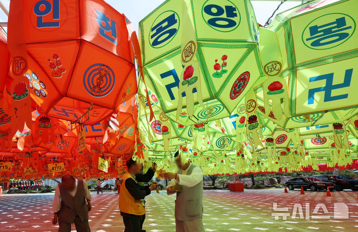  [부산=뉴시스] 하경민 기자 = 부처님 오신 날(5월24일)을 한달 가량 앞둔 20일 부산 부산진구 삼광사에서 관계자들이 연등을 설치하고 있다. 삼광사는 경내에 7만여 개의 연등을 설치한 뒤 불을 밝힐 예정이며, 오는 5월15일 오후 7시 봉축점등식을 연다. 2026.04.20. yulnetphoto@newsis.com
