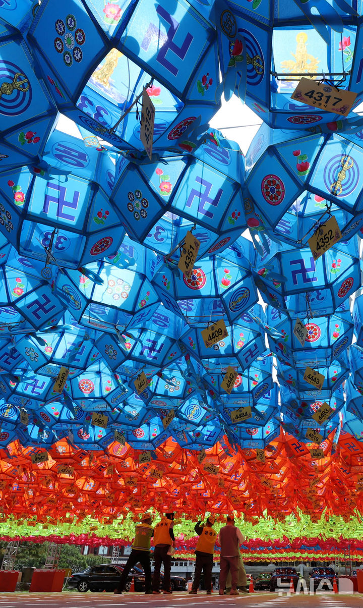  [부산=뉴시스] 하경민 기자 = 부처님 오신 날(5월24일)을 한달 가량 앞둔 20일 부산 부산진구 삼광사에서 관계자들이 연등을 설치하고 있다. 삼광사는 경내에 7만여 개의 연등을 설치한 뒤 불을 밝힐 예정이며, 오는 5월15일 오후 7시 봉축점등식을 연다. 2026.04.20. yulnetphoto@newsis.com