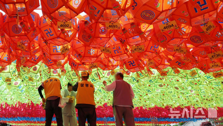  [부산=뉴시스] 하경민 기자 = 부처님 오신 날(5월24일)을 한달 가량 앞둔 20일 부산 부산진구 삼광사에서 관계자들이 연등을 설치하고 있다. 삼광사는 경내에 7만여 개의 연등을 설치한 뒤 불을 밝힐 예정이며, 오는 5월15일 오후 7시 봉축점등식을 연다. 2026.04.20. yulnetphoto@newsis.com