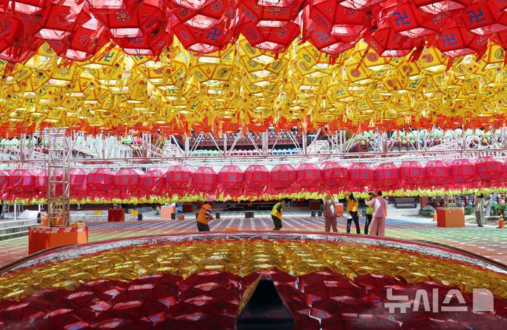  [부산=뉴시스] 하경민 기자 = 부처님 오신 날(5월24일)을 한달 가량 앞둔 20일 부산 부산진구 삼광사에서 관계자들이 연등을 설치하고 있다. 삼광사는 경내에 7만여 개의 연등을 설치한 뒤 불을 밝힐 예정이며, 오는 5월15일 오후 7시 봉축점등식을 연다. 2026.04.20. yulnetphoto@newsis.com