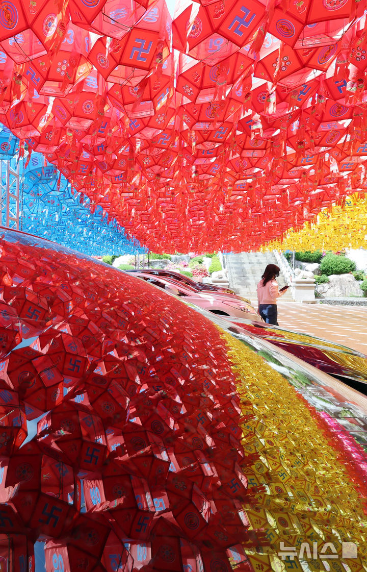  [부산=뉴시스] 하경민 기자 = 부처님 오신 날(5월24일)을 한달 가량 앞둔 20일 부산 부산진구 삼광사에서 시민과 관광객들이 화려한 연등을 둘러보고 있다. 삼광사는 경내에 7만여 개의 연등을 설치한 뒤 불을 밝힐 예정이며, 오는 5월15일 오후 7시 봉축점등식을 연다. 2026.04.20. yulnetphoto@newsis.com