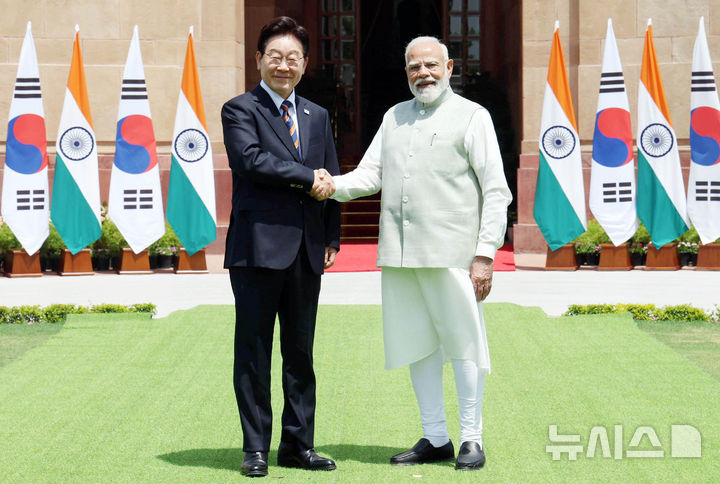 [뉴델리=뉴시스] 고범준 기자 = 인도를 국빈 방문 중인 이재명 대통령이 20일(현지 시간) 뉴델리 영빈관 하이데라바드 중앙공원에서 나렌드라 모디 인도 총리와 기념촬영을 하고 있다. 2026.04.20. bjko@newsis.com