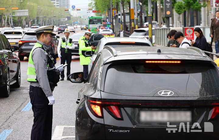[서울=뉴시스] 황준선 기자 = 20일 서울 강남구 대치역 사거리에서 경찰이 우회전 통행 방법 위반 차량에 대한 집중 단속을 하고 있다.경찰청은 지난 2023년 도입된 우회전 일시정지 제도를 현장에 안착시켜 우회전 사고에 취약한 보행자 안전을 확보하기 위해 이날부터 오는 6월 19일까지 2개월간 우회전 통행방법 위반에 대해 집중단속을 실시한다고 밝혔다. 2026.04.20. hwang@newsis.com