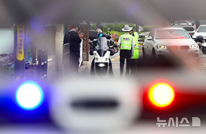 [서울=뉴시스] 황준선 기자 = 20일 서울 강남구 대치역 사거리에서 경찰이 우회전 통행 방법 위반 차량에 대한 집중 단속을 하고 있다.경찰청은 지난 2023년 도입된 우회전 일시정지 제도를 현장에 안착시켜 우회전 사고에 취약한 보행자 안전을 확보하기 위해 이날부터 오는 6월 19일까지 2개월간 우회전 통행방법 위반에 대해 집중단속을 실시한다고 밝혔다. 2026.04.20. hwang@newsis.com