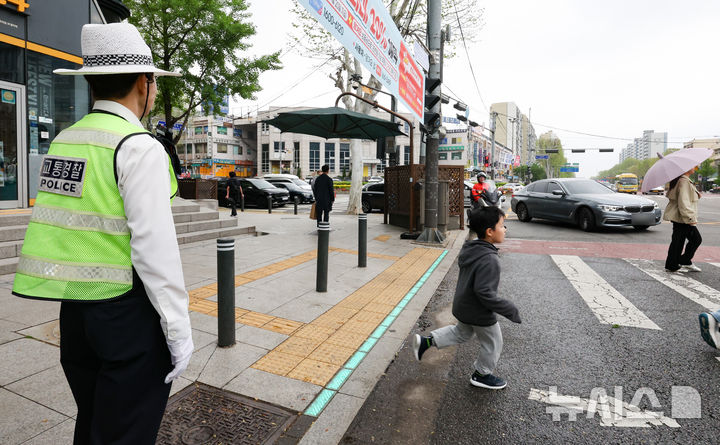 [서울=뉴시스] 황준선 기자 = 20일 서울 강남구 대치역 사거리에서 경찰이 우회전 일시 정지 의무 위반 차량에 대한 집중 단속을 하고 있다.경찰청은 지난 2023년 도입된 우회전 일시정지 제도를 현장에 안착시켜 우회전 사고에 취약한 보행자 안전을 확보하기 위해 이날부터 오는 6월 19일까지 2개월간 우회전 통행방법 위반에 대해 집중단속을 실시한다고 밝혔다. 2026.04.20. hwang@newsis.com