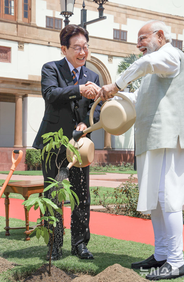 [뉴델리=뉴시스] 고범준 기자 = 인도를 국빈 방문 중인 이재명 대통령이 20일(현지 시간) 뉴델리 영빈관 하이데라바드 중앙공원에서 나렌드라 모디 인도 총리와 아소카나무(ashoka tree) 공동식수를 하며 악수하고 있다. 2026.04.20. bjko@newsis.com