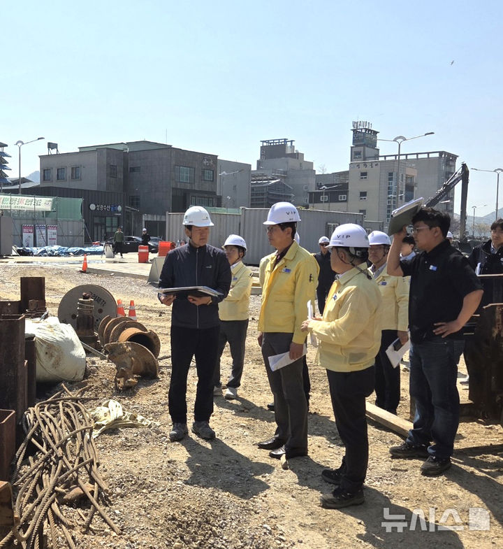 송광민 영광군수 권한대행이 여름철 자연재난에 대비해 군남면 남창 자연재해 위험개선지구 현장을 점검하고 있다. (사진=영광군 제공) photo@newsis.com *재판매 및 DB 금지