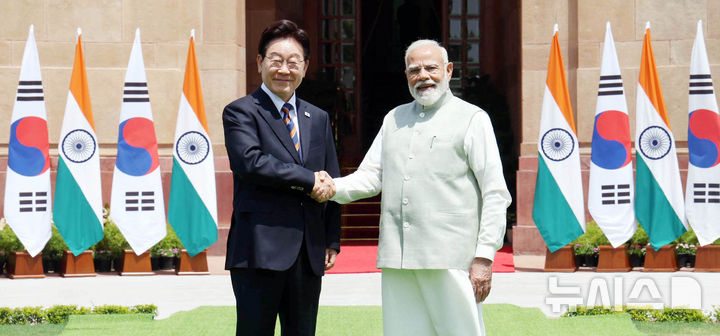 [뉴델리=뉴시스] 고범준 기자 = 인도를 국빈 방문 중인 이재명 대통령이 20일(현지 시간) 뉴델리 영빈관 하이데라바드 중앙공원에서 나렌드라 모디 인도 총리와 기념촬영을 하고 있다. 2026.04.20. bjko@newsis.com