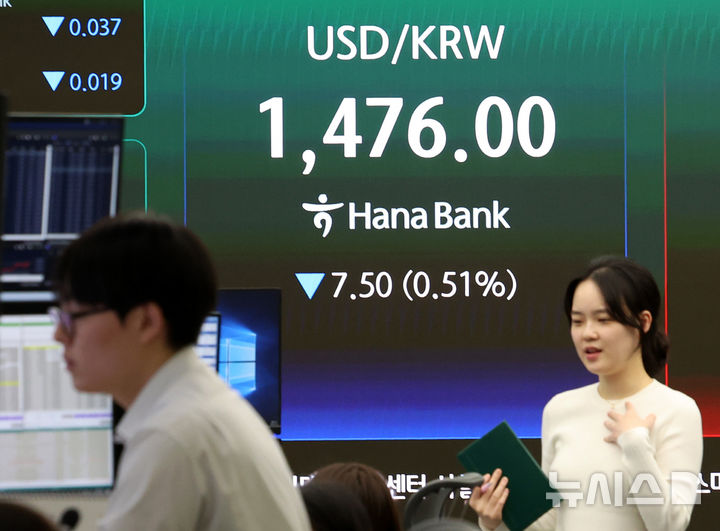 [서울=뉴시스] 이영환 기자 = 사진은 서울 외환시장에서 원·달러 환율이 전 거래일(1483.5원)보다 6.3원 내린 1477.2원에 주간 거래를 마감한 지난 20일 오후 서울 중구 하나은행 딜링룸 전광판에 환율이 표시되고 있는 모습. 2026.04.20. 20hwan@newsis.com
