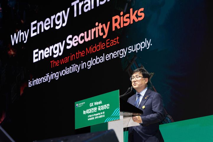 [서울=뉴시스] 김성환 기후에너지환경부 장관이 20일 전남 여수시 여수엑스포컨벤션센터에서 열린 녹색대전환 국제주간에서 기조연설을 하고 있다. (사진=기후에너지환경부 제공) 2026.04.20. photo@newsis.com *재판매 및 DB 금지