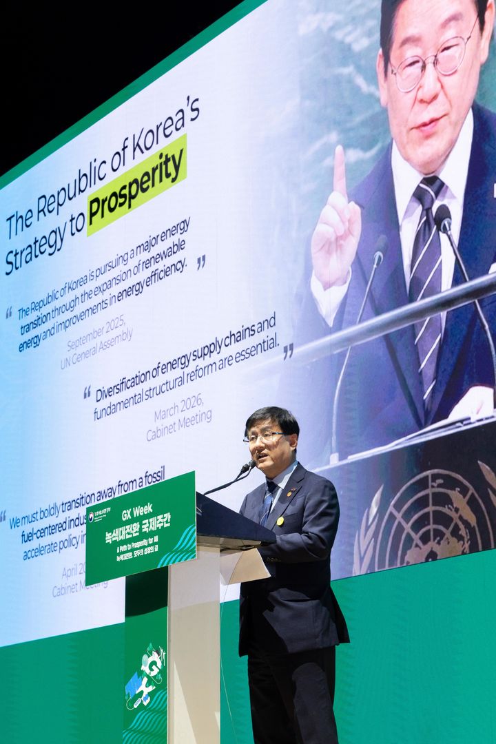 [서울=뉴시스] 김성환 기후에너지환경부 장관이 20일 전남 여수시 여수엑스포컨벤션센터에서 열린 녹색대전환 국제주간에서 기조연설을 하고 있다. (사진=기후에너지환경부 제공) 2026.04.20. photo@newsis.com *재판매 및 DB 금지