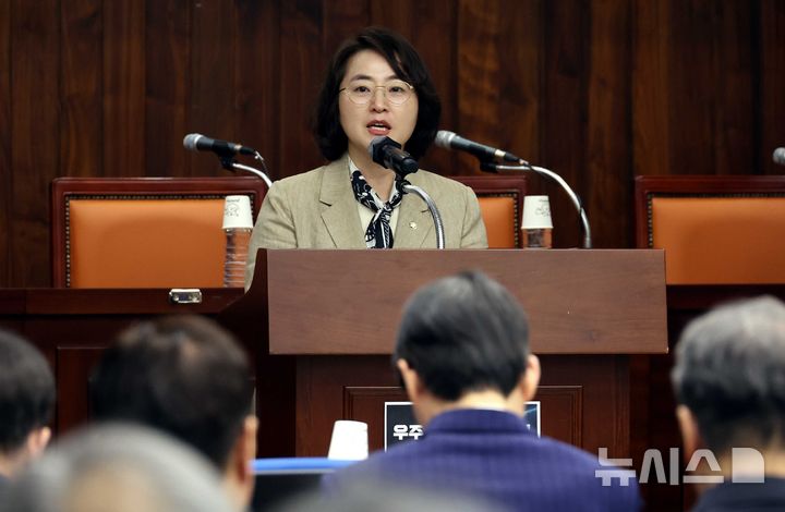 [서울=뉴시스] 조성봉 기자 = 이주희 더불어민주당 의원이 20일 오후 서울 여의도 국회 도서관 소강당에서 열린 우주데이터센터포럼 출범 국회 토론회에서 인사말을 하고 있다. 2026.04.20. suncho21@newsis.com