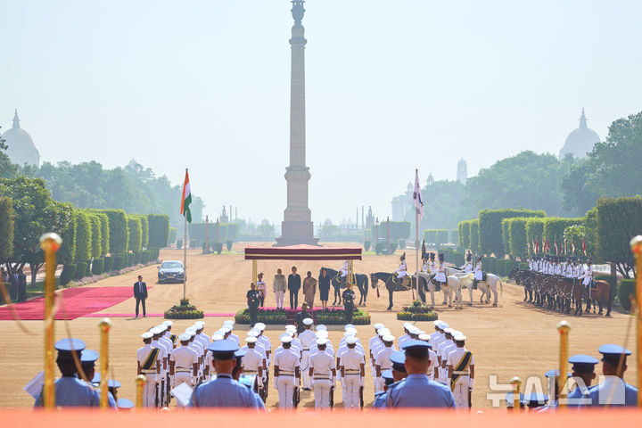 [뉴델리=뉴시스] 고범준 기자 = 인도를 국빈 방문 중인 이재명 대통령과 김혜경 여사가 20일(현지 시간) 뉴델리 대통령궁 광장 라슈트라바티 바반에서 열린 공식 환영식에서 드라우파디 무르무 대통령, 나렌드라 모디 총리와 의장대를 사열하고 있다. (공동취재) 2026.04.20. bjko@newsis.com