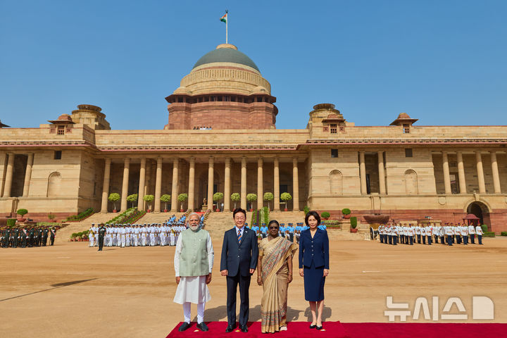 [뉴델리=뉴시스] 고범준 기자 = 인도를 국빈 방문 중인 이재명 대통령과 김혜경 여사가 20일(현지 시간) 뉴델리 대통령궁 광장 라슈트라바티 바반에서 열린 공식 환영식에서 드라우파디 무르무(왼쪽 세번째) 대통령, 나렌드라 모디 총리와 기념촬영을 하고 있다. (공동취재) 2026.04.20. bjko@newsis.com