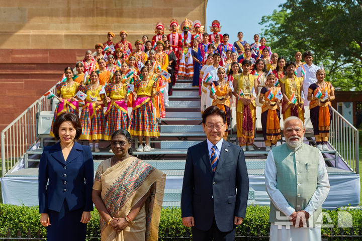 [뉴델리=뉴시스] 고범준 기자 = 인도를 국빈 방문 중인 이재명 대통령과 김혜경 여사가 20일(현지 시간) 뉴델리 대통령궁 광장 라슈트라바티 바반에서 열린 공식 환영식에서 드라우파디 무르무(왼쪽 두번째) 대통령, 나렌드라 모디 총리와 기념촬영을 하고 있다. (공동취재) 2026.04.20. bjko@newsis.com