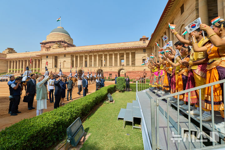 [뉴델리=뉴시스] 고범준 기자 = 인도를 국빈 방문 중인 이재명 대통령과 김혜경 여사가 20일(현지 시간) 뉴델리 대통령궁 광장 라슈트라바티 바반에서 열린 공식 환영식에서 드라우파디 무르무 대통령, 나렌드라 모디 총리와 이동하며 환영단을 향해 인사하고 있다. (공동취재) 2026.04.20. bjko@newsis.com