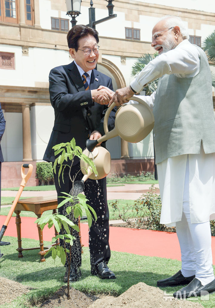 [뉴델리=뉴시스] 고범준 기자 = 인도를 국빈 방문 중인 이재명 대통령이 20일(현지 시간) 뉴델리 영빈관 하이데라바드 중앙공원에서 나렌드라 모디 총리와 아소카나무(ashoka tree) 공동식수를 하며 악수하고 있다. 2026.04.20. bjko@newsis.com