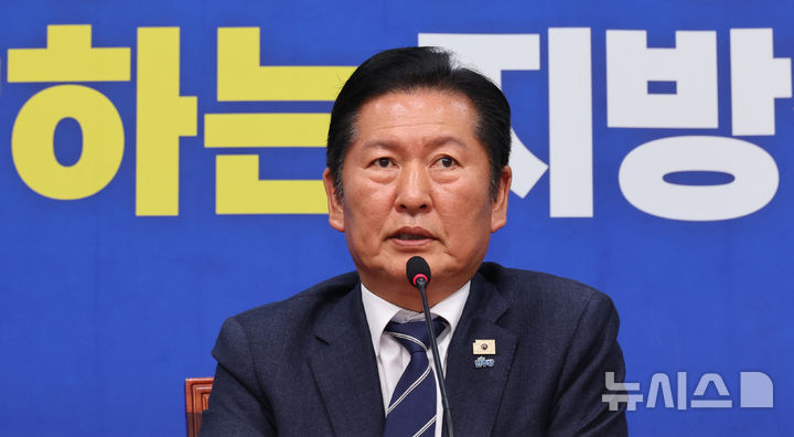 [서울=뉴시스] 김금보 기자 = 정청래 더불어민주당 대표가 20일 오후 서울 여의도 국회에서 기자간담회를 열고 국회의원 재보궐선거 전략공천 관련 발언을 하고 있다. 2026.04.20. kgb@newsis.com