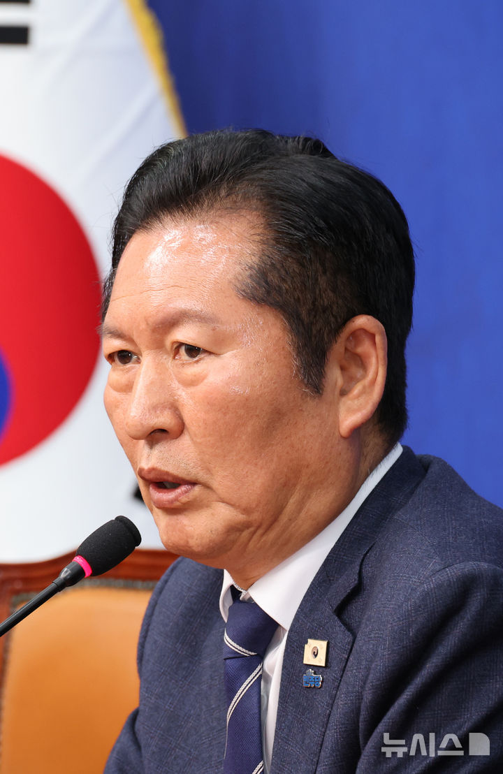 [서울=뉴시스] 김금보 기자 = 정청래 더불어민주당 대표가 20일 오후 서울 여의도 국회에서 기자간담회를 열고 국회의원 재보궐선거 전략공천 관련 발언을 하고 있다. 2026.04.20. kgb@newsis.com