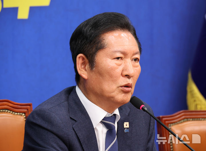 [서울=뉴시스] 김금보 기자 = 정청래 더불어민주당 대표가 20일 오후 서울 여의도 국회에서 기자간담회를 열고 국회의원 재보궐선거 전략공천 관련 발언을 하고 있다. 2026.04.20. kgb@newsis.com