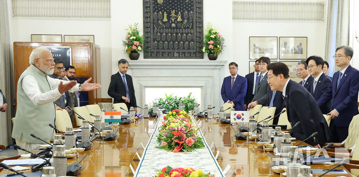 [뉴델리=뉴시스] 고범준 기자 = 인도를 국빈 방문 중인 이재명 대통령이 20일(현지 시간) 뉴델리 영빈관 하이데라바드 하우스에서 나렌드라 모디 총리와 한-인도 확대 정상회담을 위해 자리에 앉고 있다. 2026.04.20. bjko@newsis.com