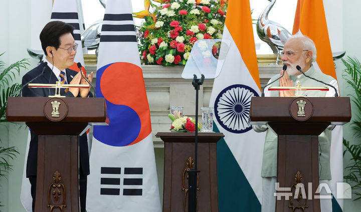 [뉴델리=뉴시스] 고범준 기자 = 이재명 대통령과 나렌드라 모디 인도 총리가 20일(현지 시간) 뉴델리 영빈관 하이데라바드 하우스에서 공동언론발표를 하며 박수를 치고 있다. 2026.04.20. bjko@newsis.com