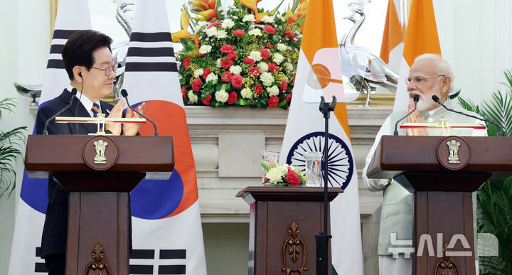 [뉴델리=뉴시스] 고범준 기자 = 이재명 대통령과 나렌드라 모디 인도 총리가 20일(현지 시간) 뉴델리 영빈관 하이데라바드 하우스에서 공동언론발표를 하며 박수를 치고 있다. 2026.04.20. bjko@newsis.com