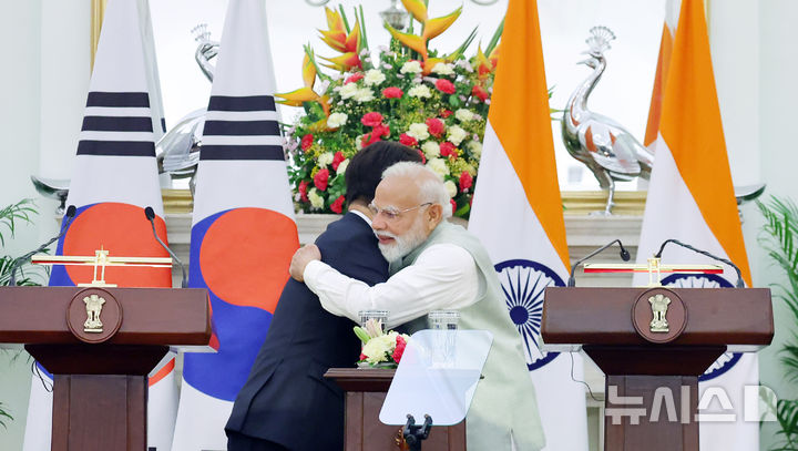 [뉴델리=뉴시스] 고범준 기자 = 이재명 대통령과 나렌드라 모디 인도 총리가 20일(현지 시간) 뉴델리 영빈관 하이데라바드 하우스에서 공동언론발표를 마친 뒤 포옹하고 있다. 2026.04.20. bjko@newsis.com