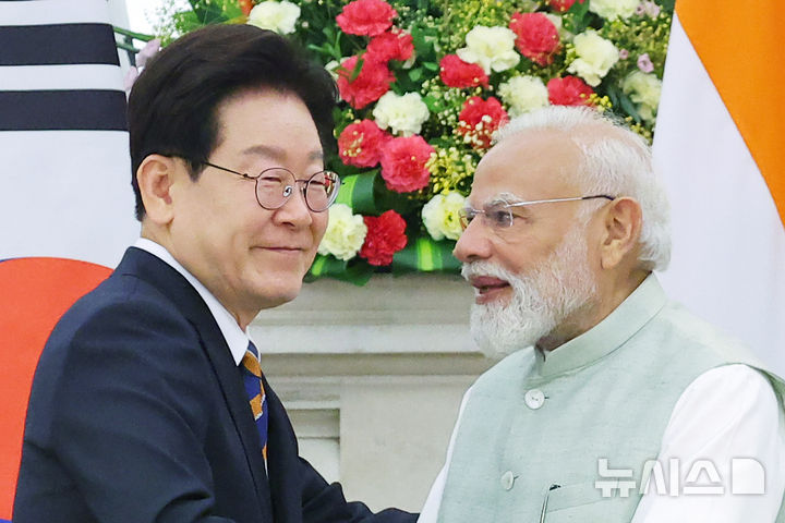 [뉴델리=뉴시스] 고범준 기자 = 이재명 대통령과 나렌드라 모디 인도 총리가 20일(현지 시간) 뉴델리 영빈관 하이데라바드 하우스에서 공동언론발표를 마친 뒤 악수하고 있다. 2026.04.20. bjko@newsis.com