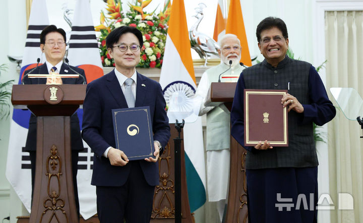 [뉴델리=뉴시스] 고범준 기자 = 김정관 산업통상부 장관과 피유시 고얄 상공부 장관이 20일(현지 시간) 인도 하이데라바드 하우스에서 이재명 대통령과 나렌드라 모디 인도 총리가 임석한 가운데 산업협력위원회 신설 양해각서를 체결한 뒤 기념촬영을 하고 있다. 2026.04.20. bjko@newsis.com