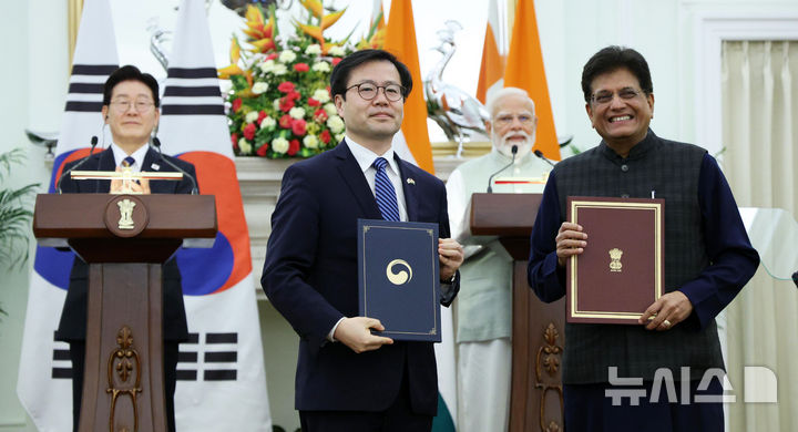 [뉴델리=뉴시스] 고범준 기자 = 여한구 통상교섭본부장과 피유시 고얄 상공부 장관이 20일(현지 시간) 인도 하이데라바드 하우스에서 이재명 대통령과 나렌드라 모디 인도 총리가 임석한 가운데 CEPA 개선협상 재개 공동선언 양해각서를 체결한 뒤 기념촬영을 하고 있다. 2026.04.20. bjko@newsis.com